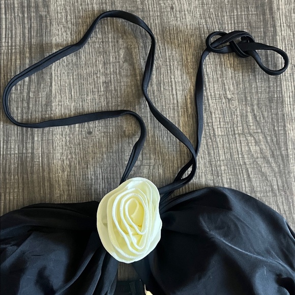 Black open front bikini with Roses - Picture 6 of 11